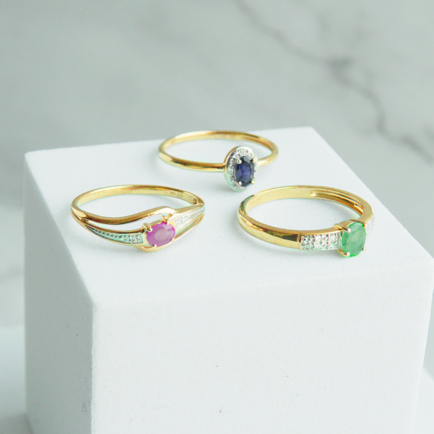 Anillo esmeralda corte oval y diamantes