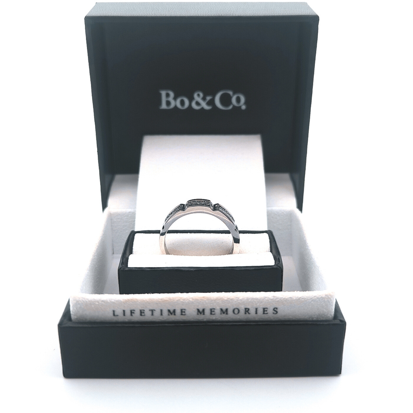 Anillo con 16 puntos de diamante negro