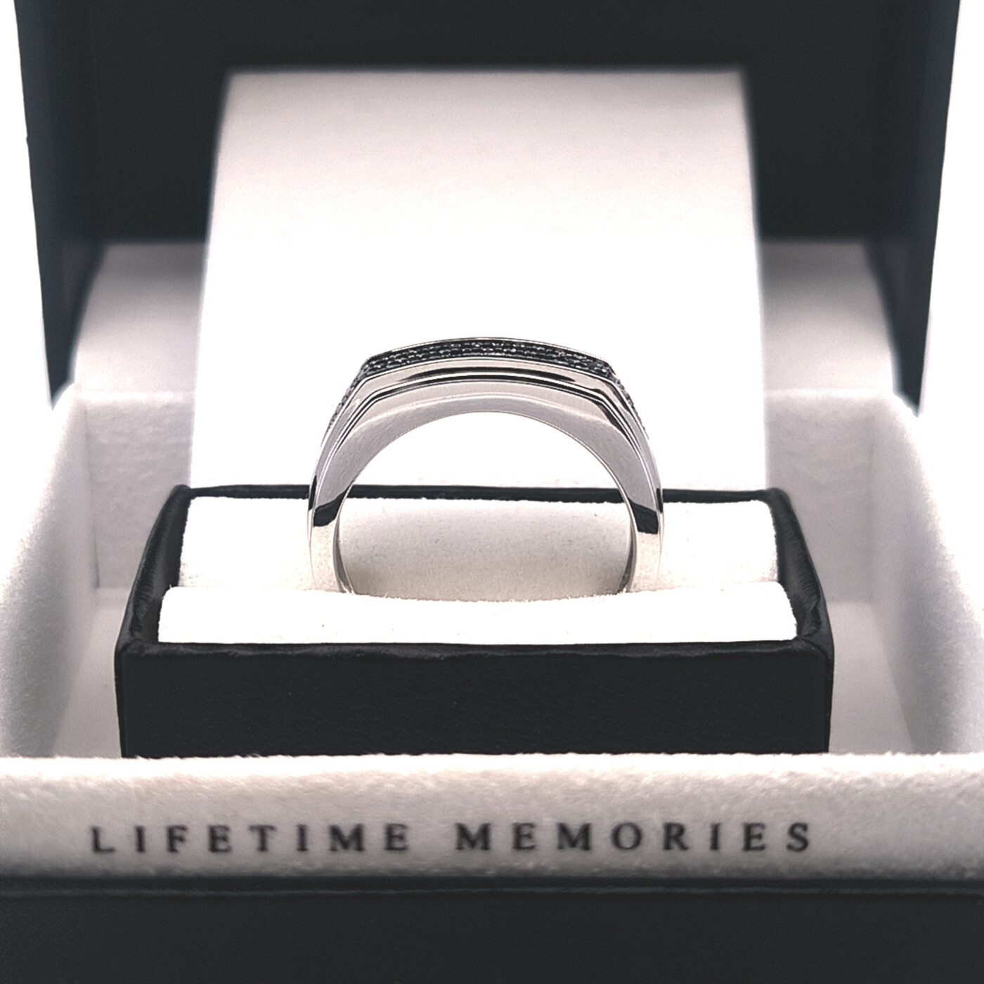 Anillo cuadrado con diamantes negros