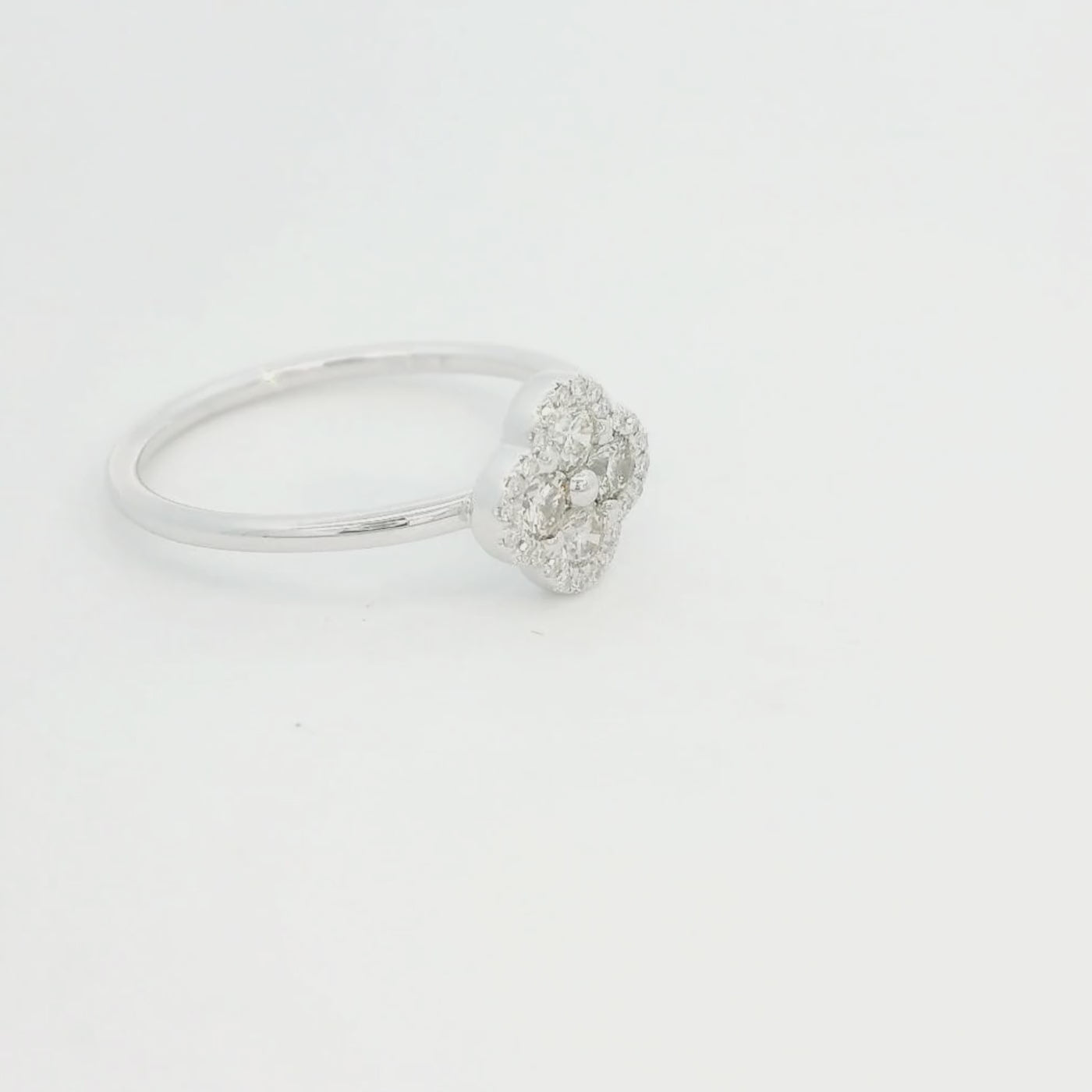 Anillo Flor con diamantes