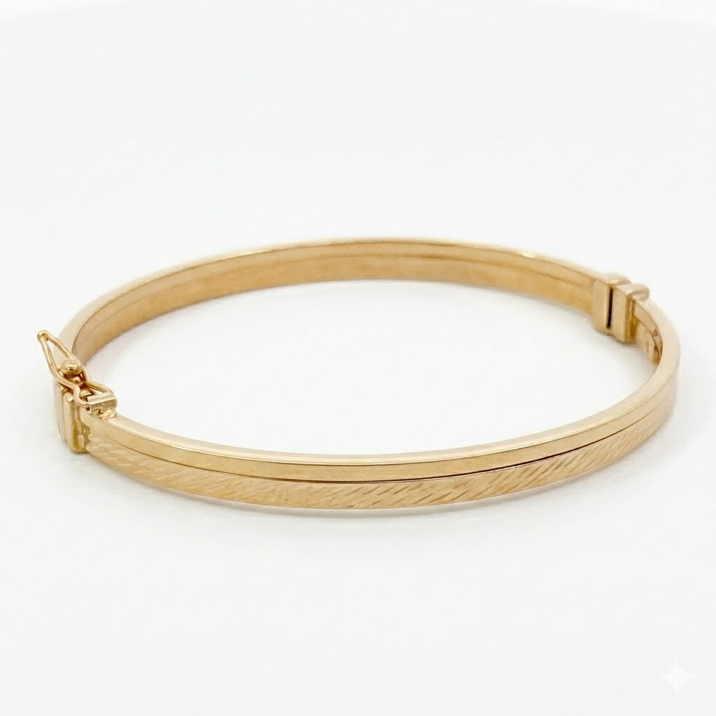 Brazalete rígido de oro amarillo 14K con diseño minimalista y textura grabada
