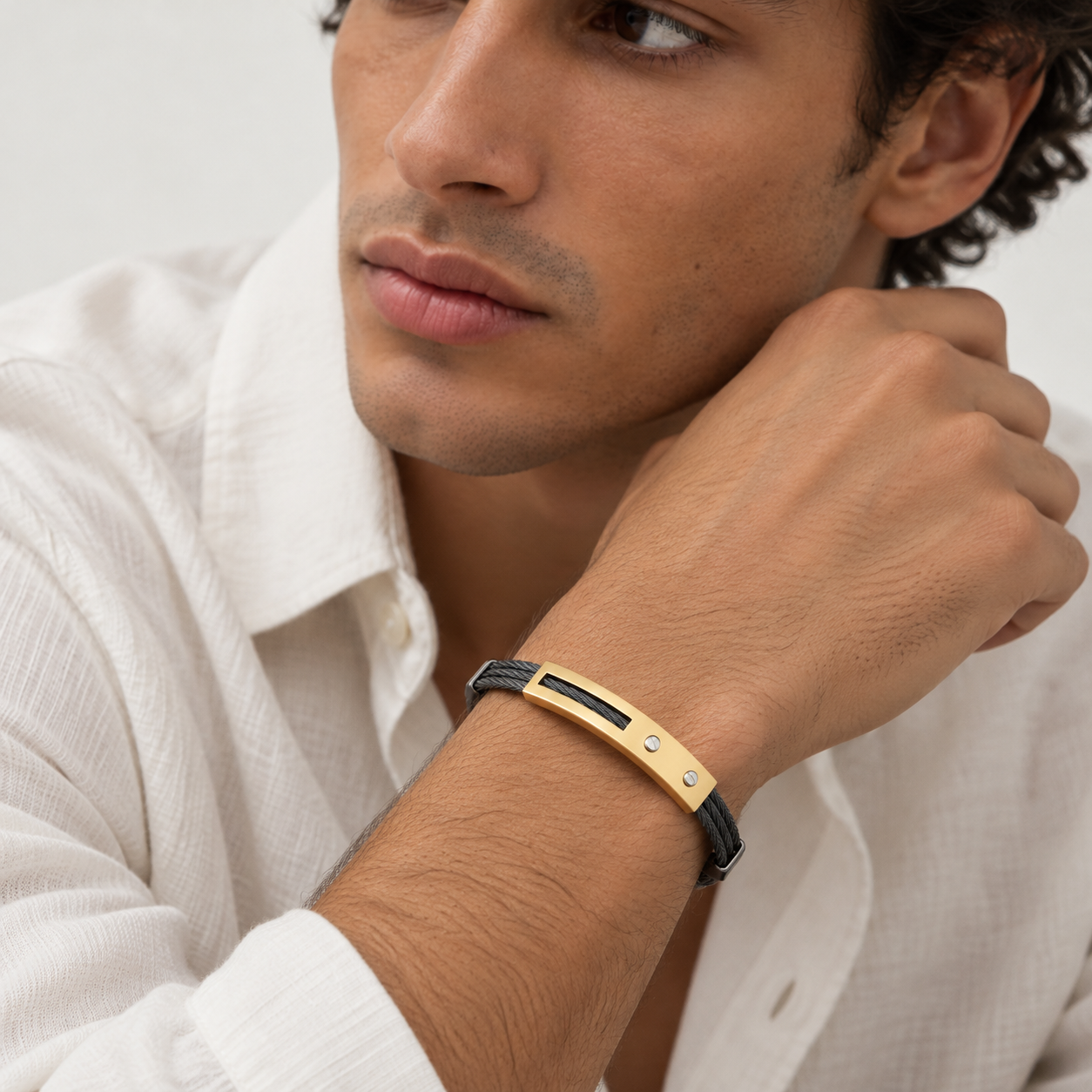 Esclava de acero color negro y oro 14k