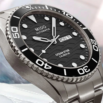 Detalle carátula reloj MIDO Ocean Star con textura ondulada e índices Super-LumiNova®