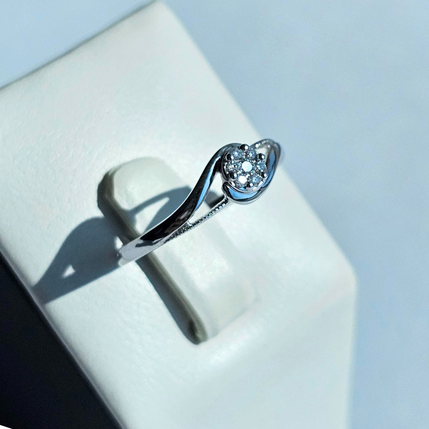 Anillo Solitario tiras cruzadas oro blanco | Bo&Co
