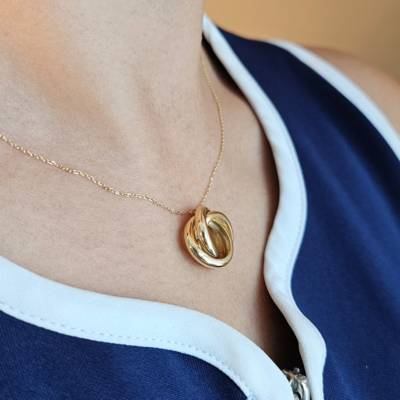 Cadena con dije Love Knot
